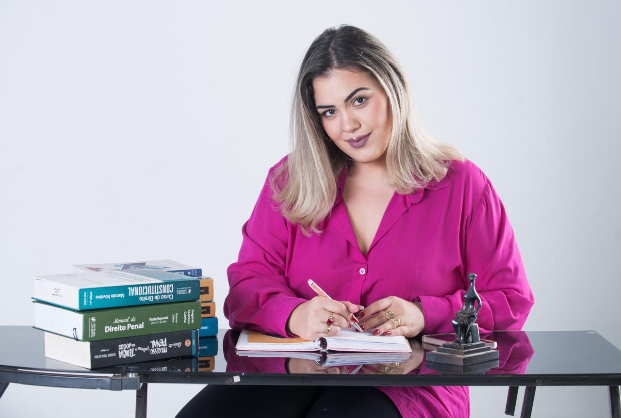 Dra. Elora Liz Romero Valdez em seu ambiente de trabalho